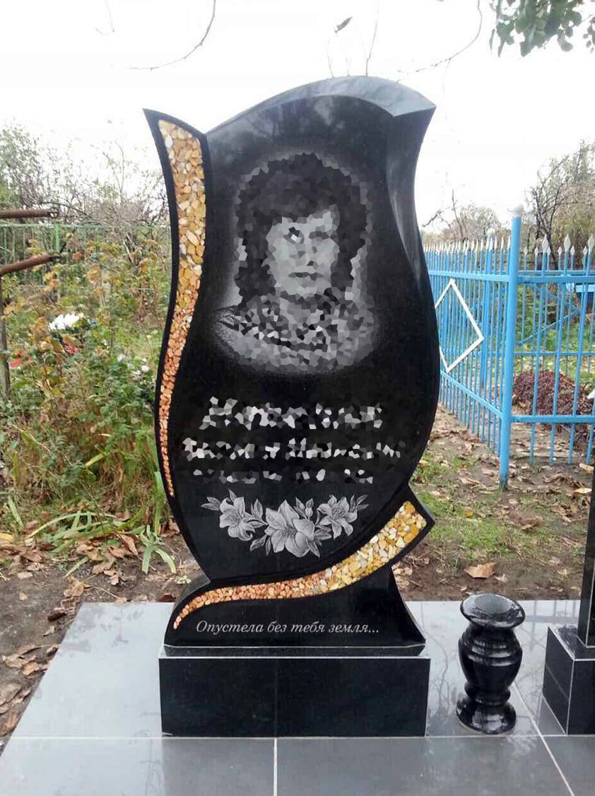 Памятники с инкрустацией